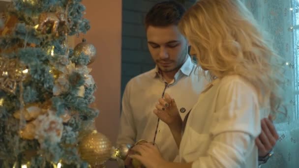 Gelukkig Paar Versieren Kerstboom Samen — Stockvideo