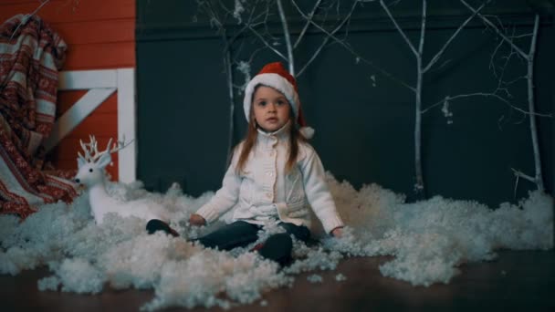 Ragazza Con Berretto Babbo Natale Getta Neve Neve Artificiale — Video Stock