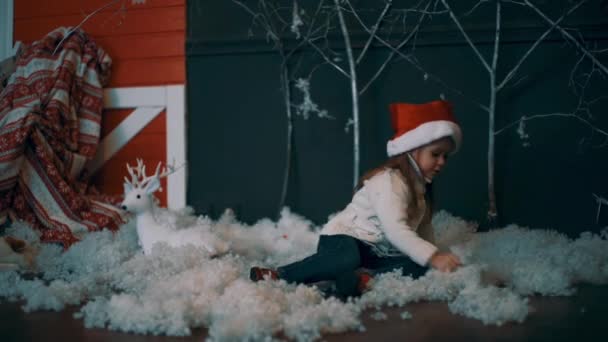 Slow Motion Kerstmis Nieuwjaar Kind Gooien Rond Kunstmatige Sneeuw — Stockvideo