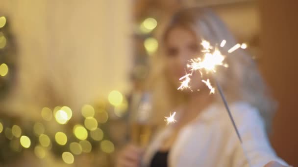 Jovem Mulher Com Copos Champanhe Sparkler — Vídeo de Stock