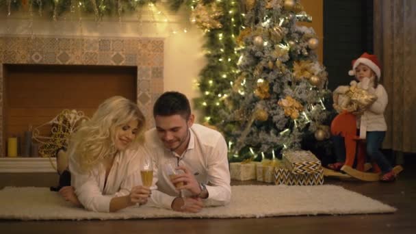 Jong Stel Met Dochter Kerst Concept — Stockvideo