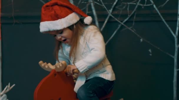 Cámara Lenta Navidad Vacaciones Jugando Feliz Chica — Vídeos de Stock
