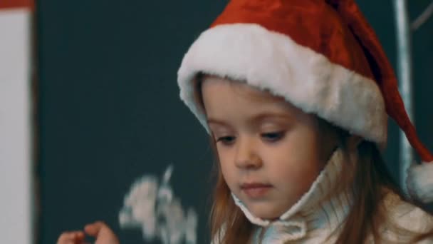 Slow Motion Kerst Nieuwjaar Kind Gooien Rond Kunstmatige Sneeuw — Stockvideo