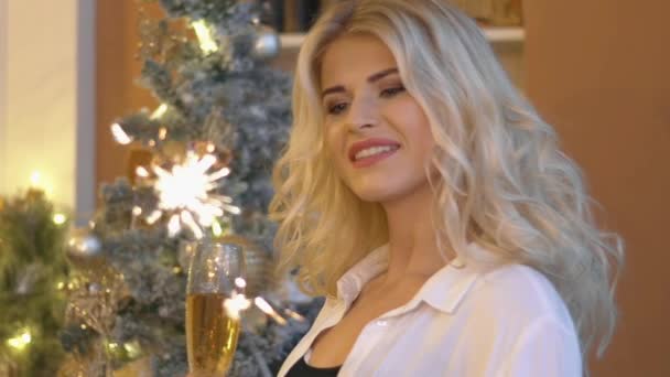 Slow Motion Vrouw Swingende Sparkles Tegen Prachtig Gekleed Kerstboom — Stockvideo