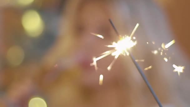 Aantrekkelijke Jonge Vrouw Buurt Van Kerstboom Stoel Houden Sparkler Bengalen — Stockvideo
