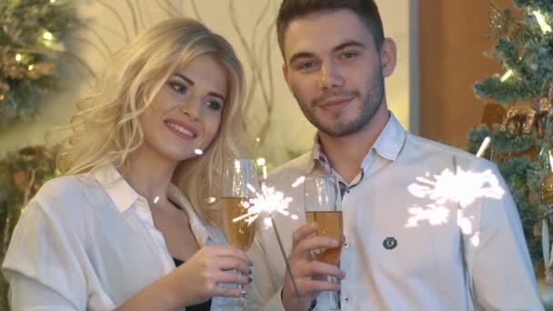 Bonito Casal Amoroso Segurando Copos Champanhe Celebrando Feliz Novo — Vídeo de Stock