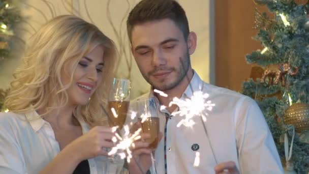 Ralenti Mouvement Heureux Couple Lumière Scintille Sourire Dans Fond Noël — Video
