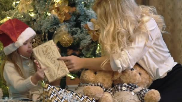 Slow Motion Little Girl Unboxing Kerstcadeaus Met Ouders — Stockvideo