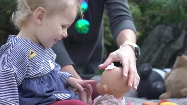 Mère Bébé Temps Réel Dans Parc Automne — Video