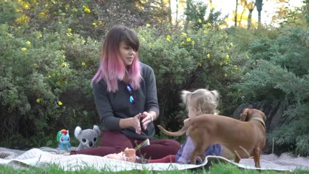 Slow Motion Lycklig Mamma Leker Med Baby — Stockvideo