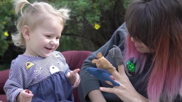 スローモーションマザーは小さな女の子と遊ぶ — ストック動画