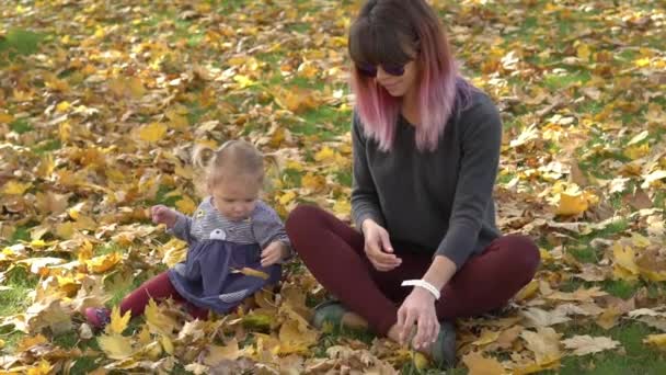 Mutter Und Baby Spielen Wunderschönen Herbstpark Zeitlupe — Stockvideo