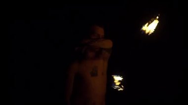 Geceleyin Yavaş Hareket Ateş Gösterisi