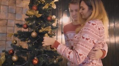 4k Çift Bir Noel Ağacı Süsler