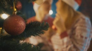 4k Genç Çift Dekorasyon Noel Ağacı Birlikte