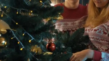 Aşık Gerçek Zamanlı Slow Motion Genç Çift, Bir Noel Ağacı oyuncak koyarak.