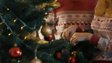 Slow Motion Mutlu Aile Çift Dekorasyon Yeni Yıl Ağacı Birlikte Closeup