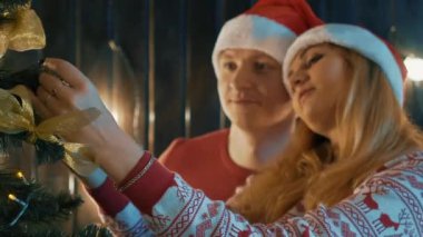 Genç çift, erkek ve kadın, gülümseyen, mutlu, giyen Noel dekorasyon