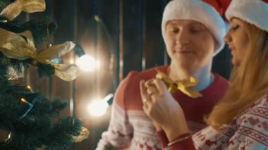 Slow Motion Genç Çekici Mutlu Çift Dekorasyon Noel Ağacı 