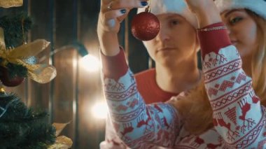 Slow Motion Bir Sevgi Dolu Güzel Çift Bir Noel Ağacı Kadar Elbiseler