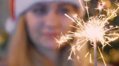 Noel'de Bengal Ateşiyle Yavaş Hareket Kız.