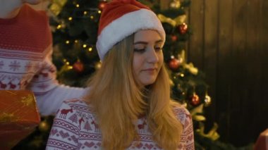 Yavaş hareket genç çift Içinde aşk çekici adam veren bir Noel Present