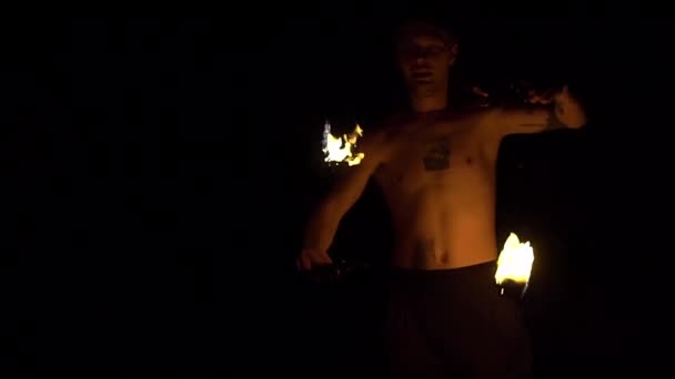 慢动作火焰表演表演 男人在黑色背景上旋转波伊 — 图库视频影像