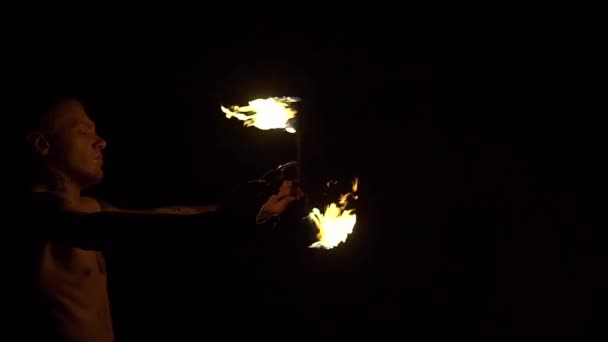 Slow Motion Fire Show Kunstenaar Ademt Vuur Het Donker — Stockvideo
