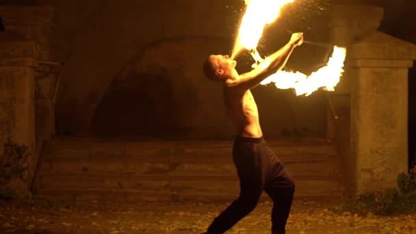 Desempenho Show Fogo Movimento Lento Masculino Fogo Executor Fazendo Fogo — Vídeo de Stock