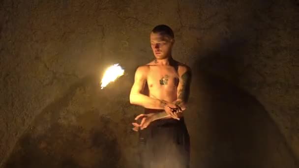 Desempenho Fire Show Masculino Fogo Performer Spinning Queimando Corda Fogo — Vídeo de Stock