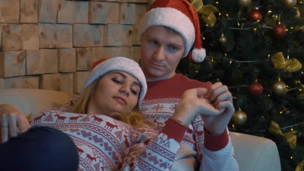Pareja Cámara Lenta Abrazándose Navidad — Vídeos de Stock
