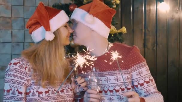 Pareja Cámara Lenta Con Champán Chispas Navidad — Vídeos de Stock