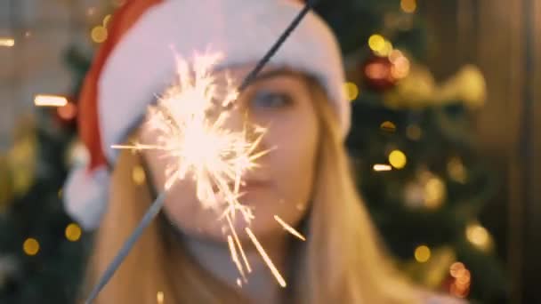 Lento Movimento Bela Jovem Mulher Com Brilhos Sobre Fundo Colorido — Vídeo de Stock