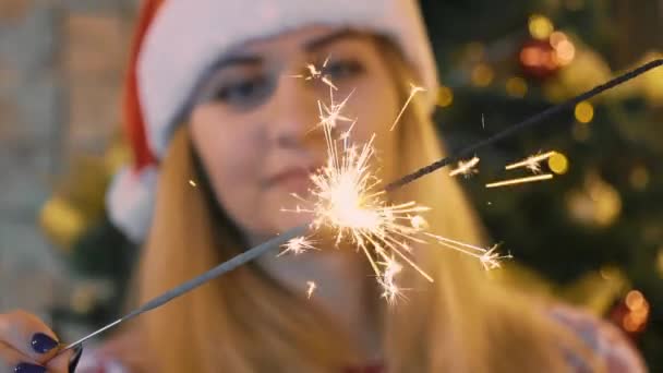 Schönes Mädchen Der Nähe Des Weihnachtsbaums Mit Wunderkerze Bengalfeuer Feiern — Stockvideo