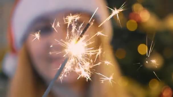 Zeitlupe Fröhliche Frau Mit Bengalischen Lichtern Weihnachten — Stockvideo