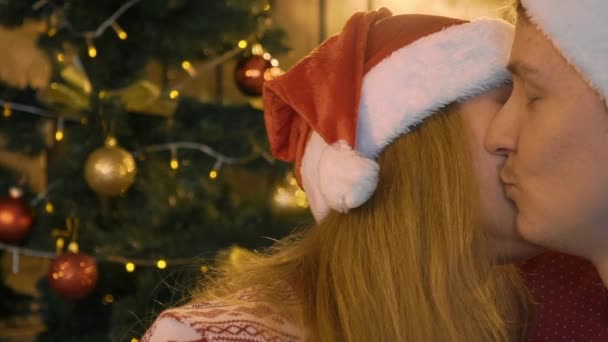 Lento Moo Giovane Attraente Coppia Seduta Baciare Albero Natale Sfondo — Video Stock