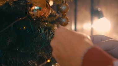 Yavaş Hareket Kadın Ellerin Yakın Çekim Görünümü Noel Ağacında Topu Asıyor