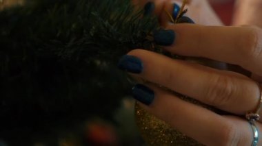 Noel Ağacı Üzerinde Yavaş Hareket Mutlu Çift Asılı Baubles