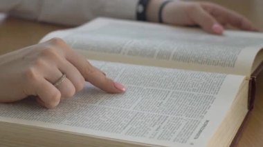 Kadın El ile Kitap Kaydırma