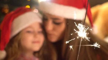 Noel Şapka ve İki Sparklers Happy Emotion ile Kız Aile