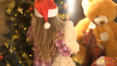 Çocuk oyuncak ayı içinde Noel atmosferi ile.