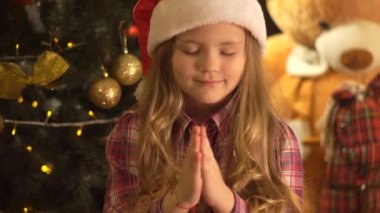 Çocuk Noel Için Dua Ediyor.