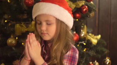 Kadın el ele tutuşuyor. Dua. Noel Baba Şapkalı Duygusal Kız