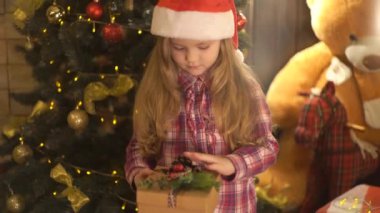 Gülümseyen Mutlu Çocuk Holding Hediye Noel Kutusu