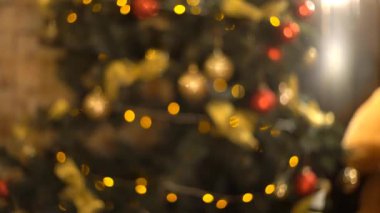 Kadın El ve Çocuk Noel Hediyesi Veren Küçük El