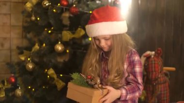 Noel Hediyesi Sürpriz - A Little Girl A Christmas Present In Amazemen Açar