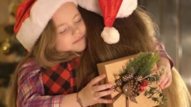 Anne ile Çocuk Bir Noel Dekor ve Hediyeler Bir Noel Arka Plan Üzerinde Tutar