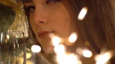 maytap ve bir kadeh şampanya kadın ile.