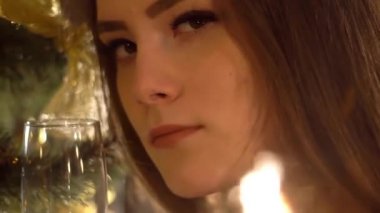 Noel Ağacı Holding Sparkler yakın Güzel Kız, Bengal Yangın