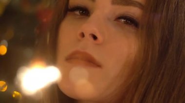 Noel'de kameraya bakan şampanya bir bardak ile Çekici Kadın